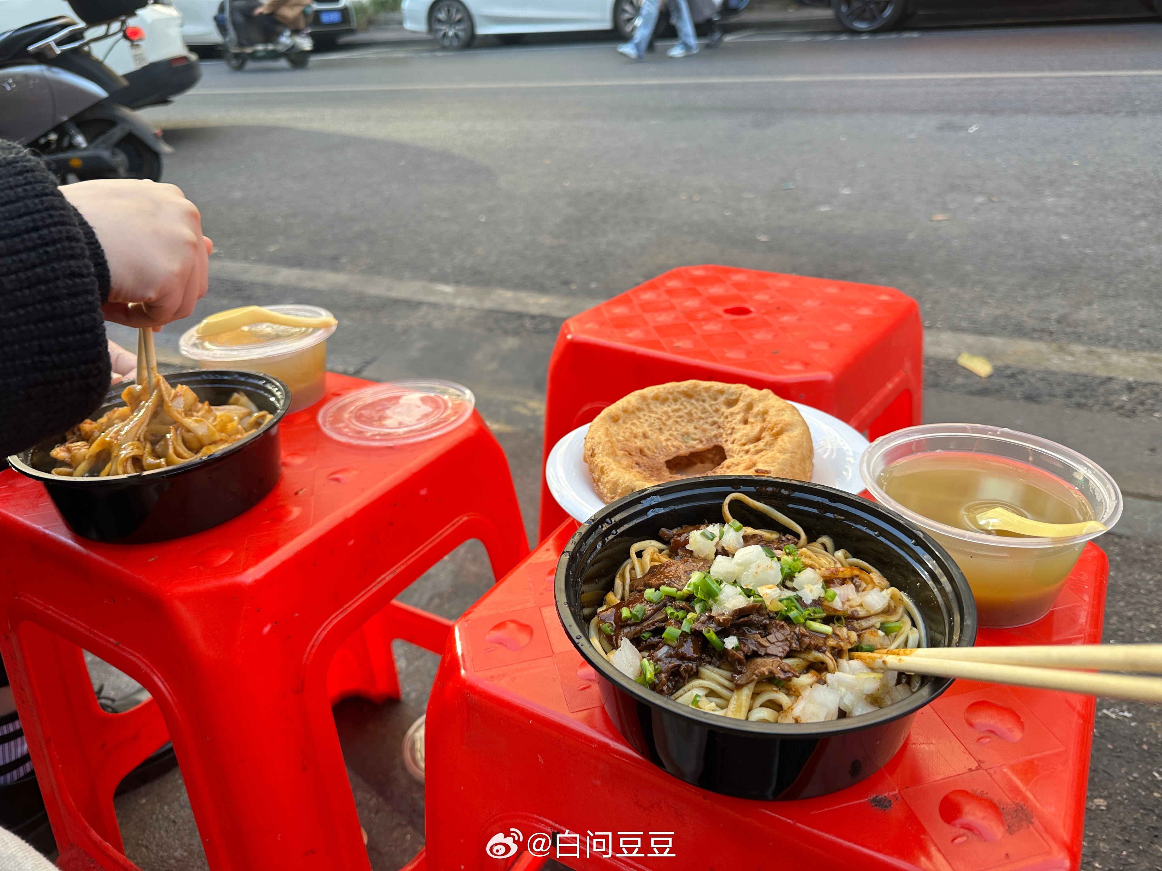 雷军在武汉过早没想到雷总在武汉过早也是坐在街边的小凳子过早三件套：热干面+面窝+