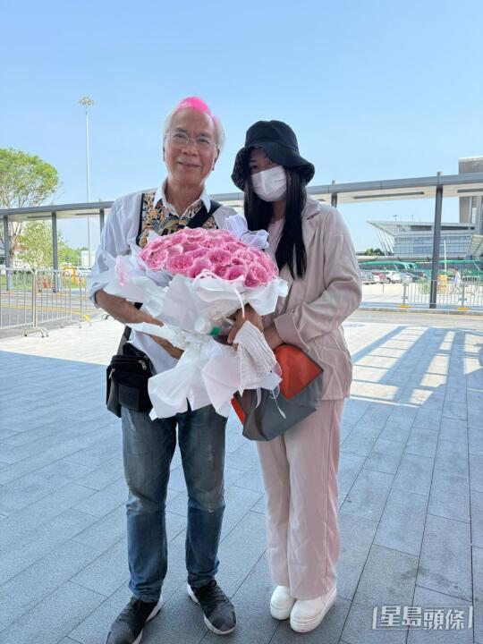 李龙基捧玫瑰接未婚妻出狱，称很快会结婚