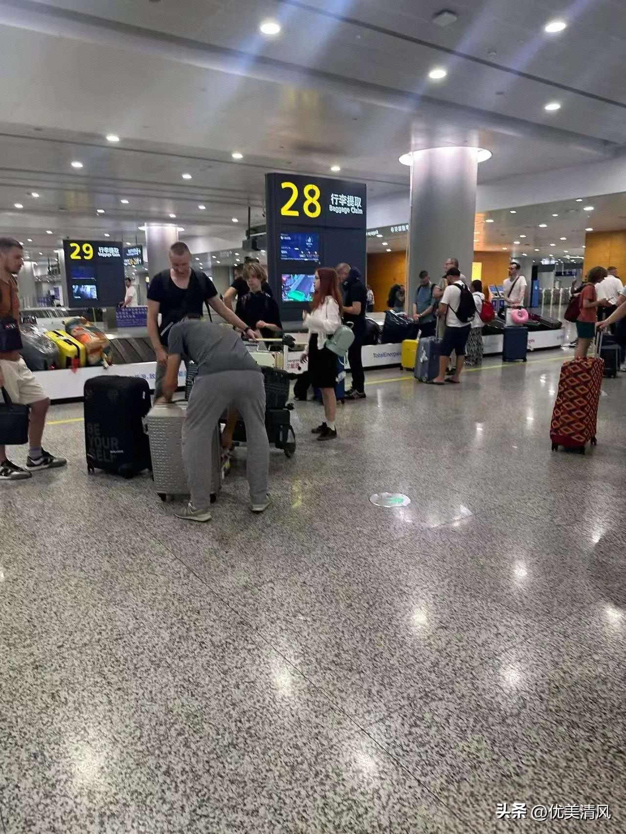 昨天深夜，上海浦东机场哭声一片，叹气声不断。因为几架飞往中东的航班在空中飞了六七