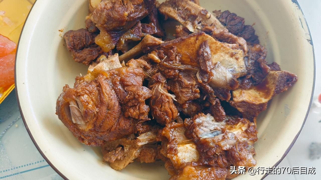我做的清炖大骨头，一滴油没放，是不是看着很香[爱慕]