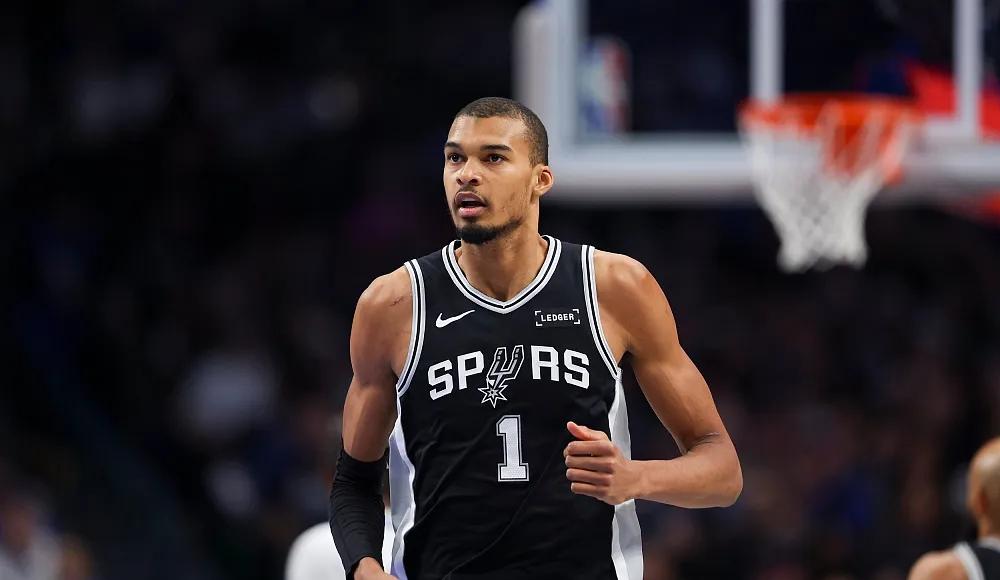 快船惨败马刺，伦纳德24+6+5+4记三分难救主！福克斯22+8+5，缺阵！文班