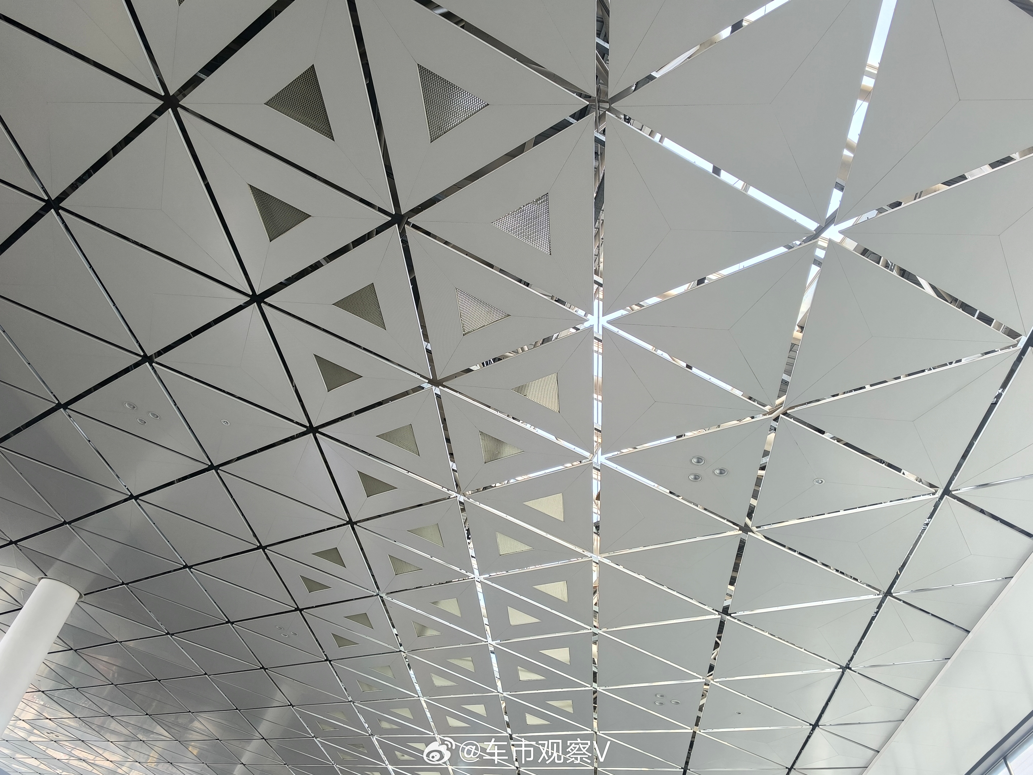 建议允许60岁以上农民工继续务工村里有儿有女的老人，只要还能干活就不会停，停了就