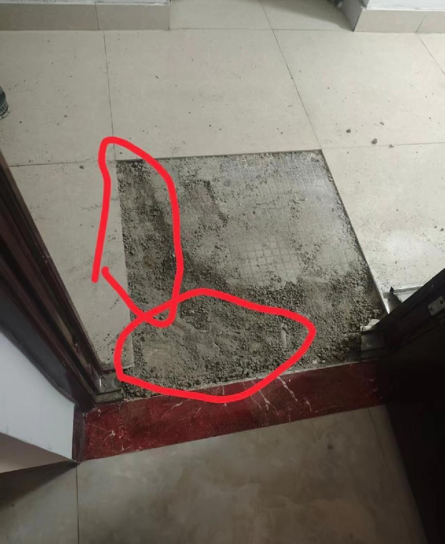 小区房里突然飘进一股浓烈的恶臭味，一开始还以为是门框散发的，幸好遇到好房东，帮忙