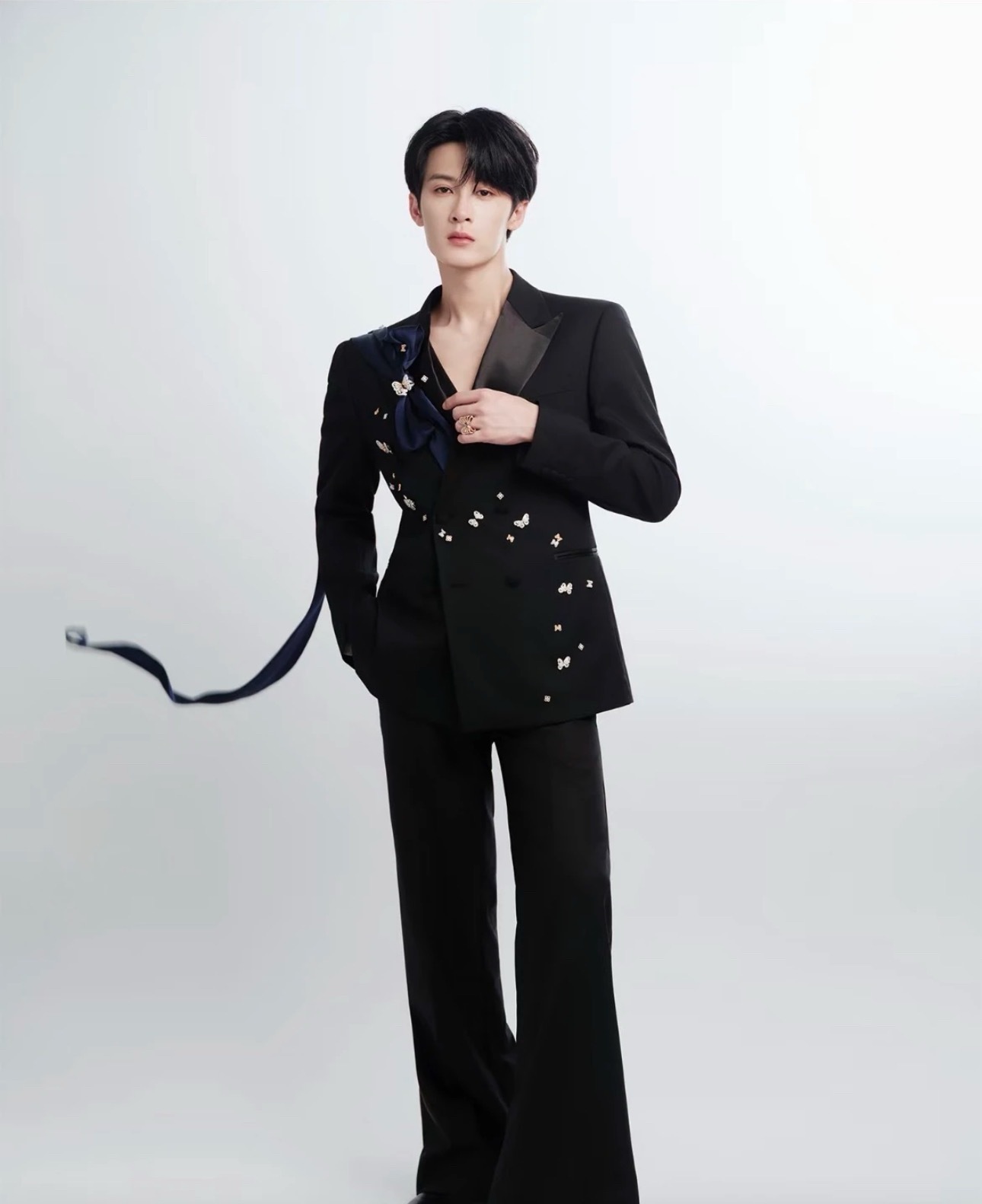 笑死，戴比尔斯把檀健次当圣诞树了🤣 