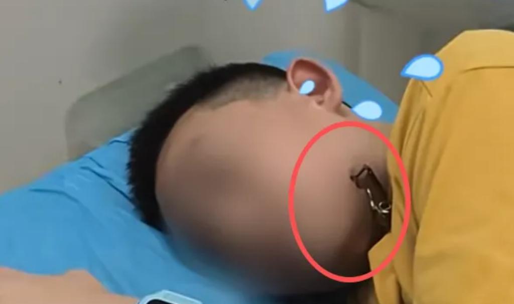 长沙梅溪湖湖边，一名12岁小男孩出来玩，看见边上有人钓鱼，心里好奇就凑得很近站着