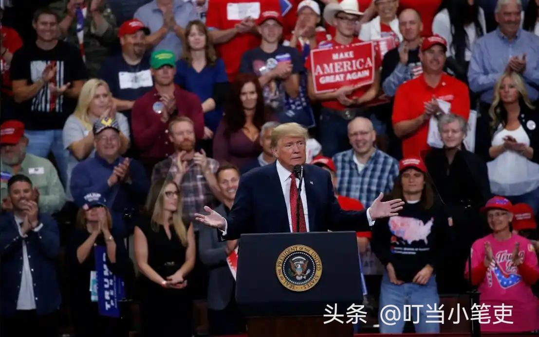 特朗普10月18日在乔治亚州集会上讲段子，让全场笑翻天。

他先说已经有了“美国