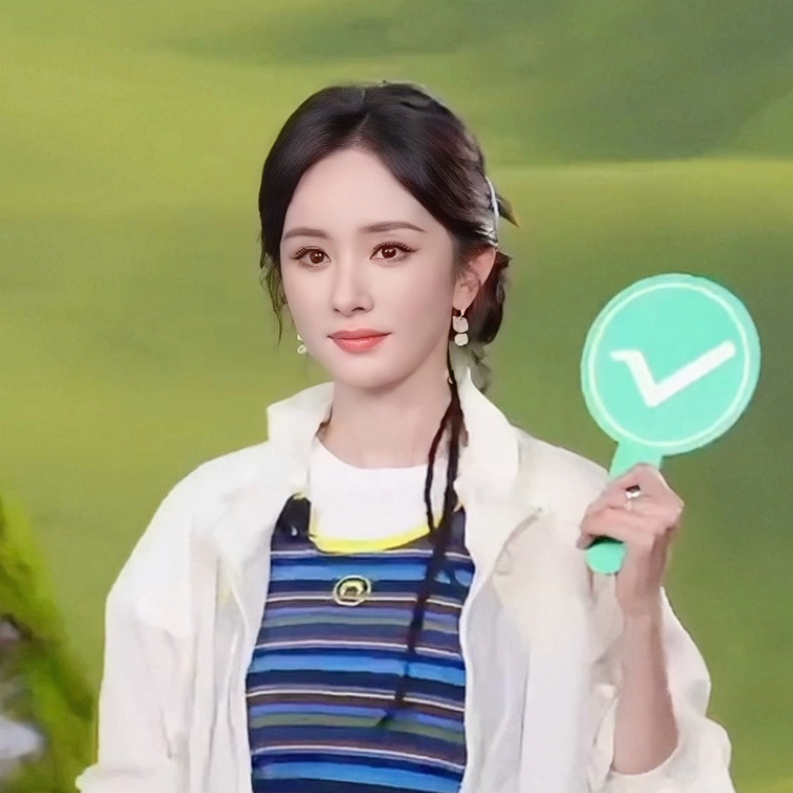 杨幂  做了一个“杨幂全肯定”表情包✅ 