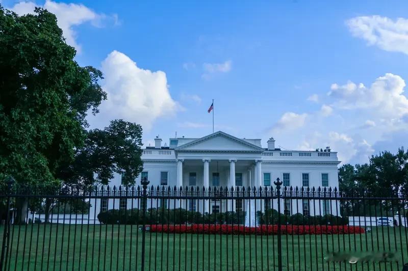 前CIA局长约翰·布伦南：

“我们给人钱，让他们当间谍；他们不想干了，我们就把