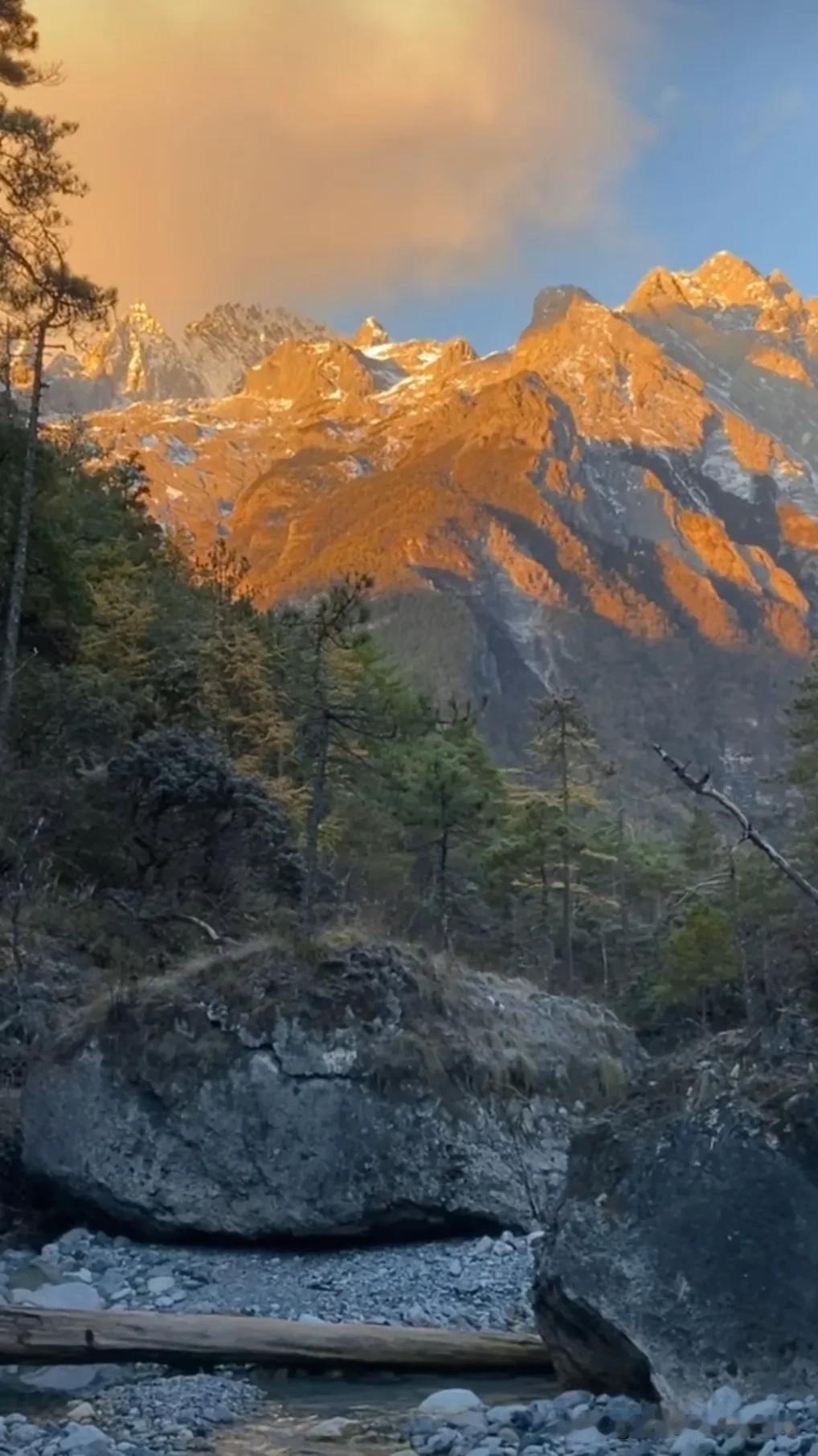 雪山下的静谧溪流，大自然的诗意画卷。绝美山水画卷 境带你走进画里 走进画里的美景