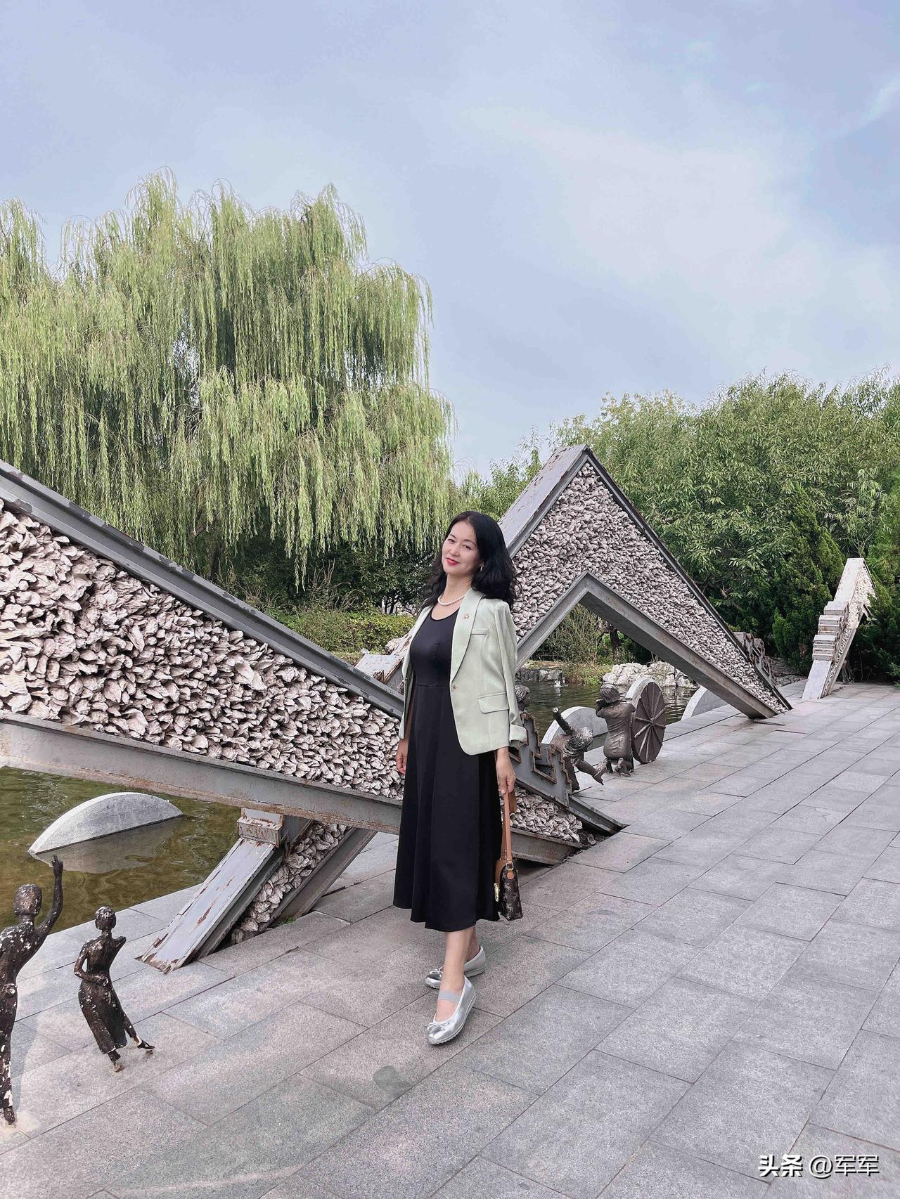 谁都喜欢这样的女人，
嘴角上扬可爱，
自带的福相和富贵，不用攀比，
自然而然自身