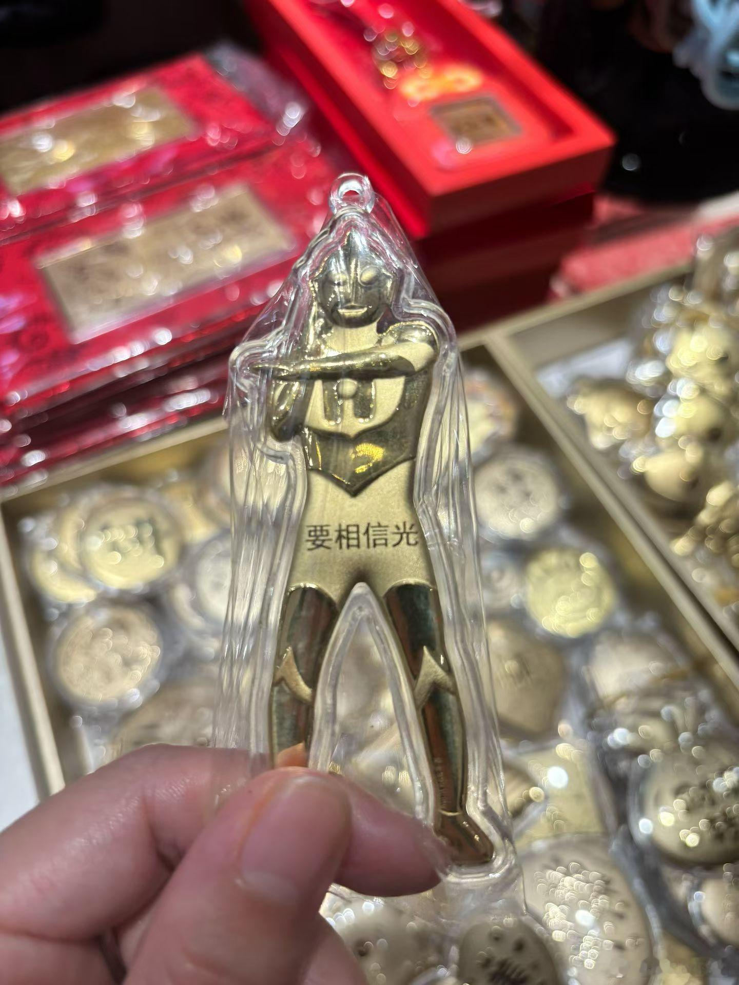 闺蜜买的黄金制品，看起来好棒…… 