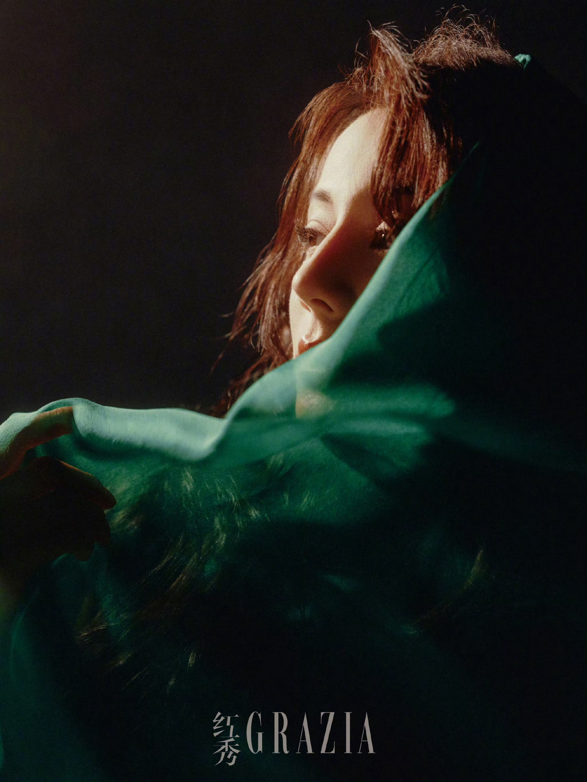 迪丽热巴红秀开年封面迪丽热巴红秀神女烛光大片 