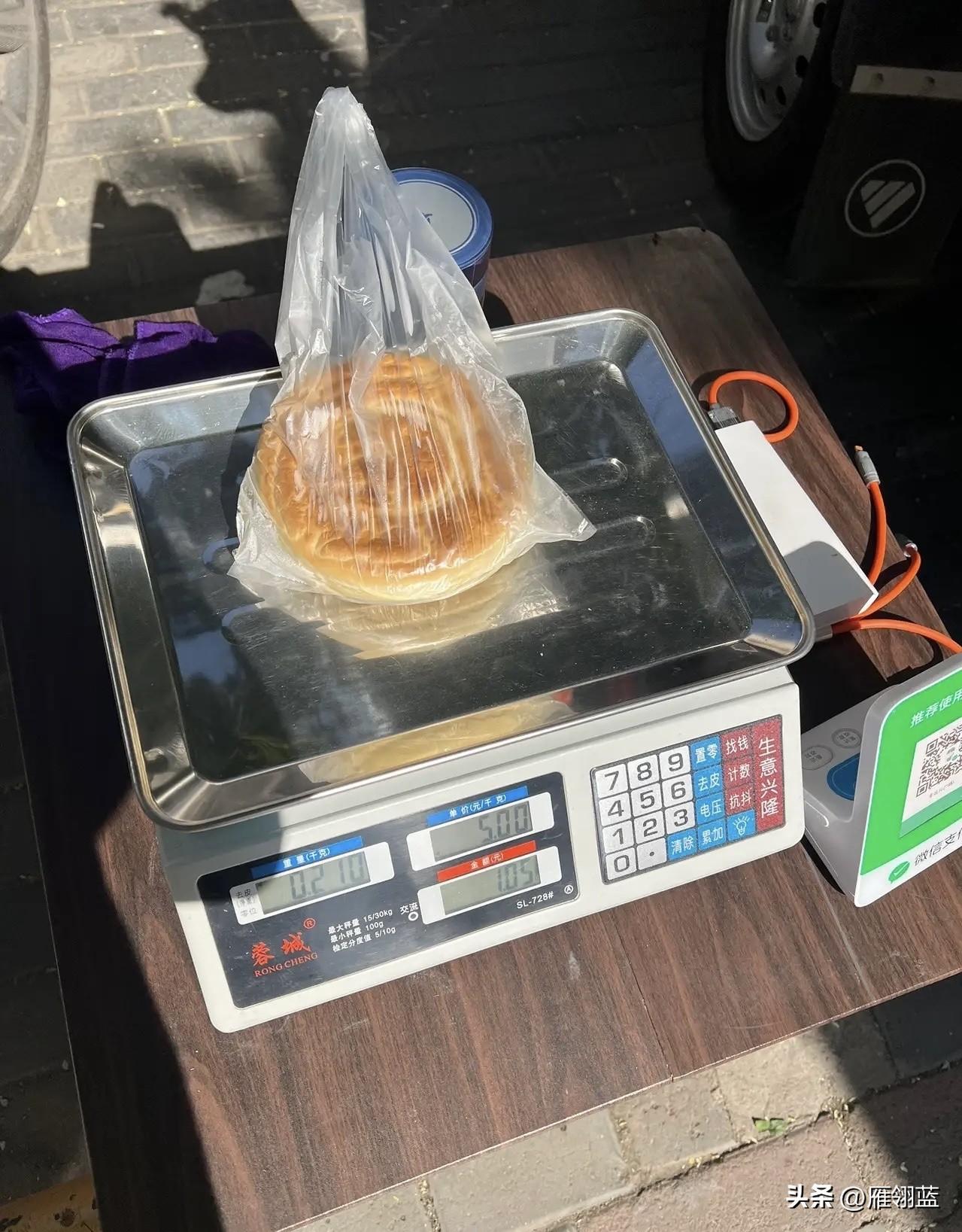 近一个月以来，经常去兰州安宁这一家大饼店买大饼，每次都买三到五个饼够吃两三天。