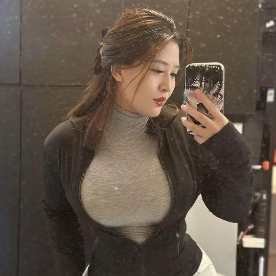 简约风穿搭，黑白灰的完美搭配，轻松展现你的优雅气质。