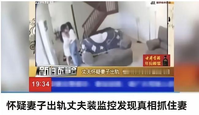 男子婚后发现，妻子经常叫闺蜜来家中过夜，两人动不动就关门独处，手机也看得死死的，