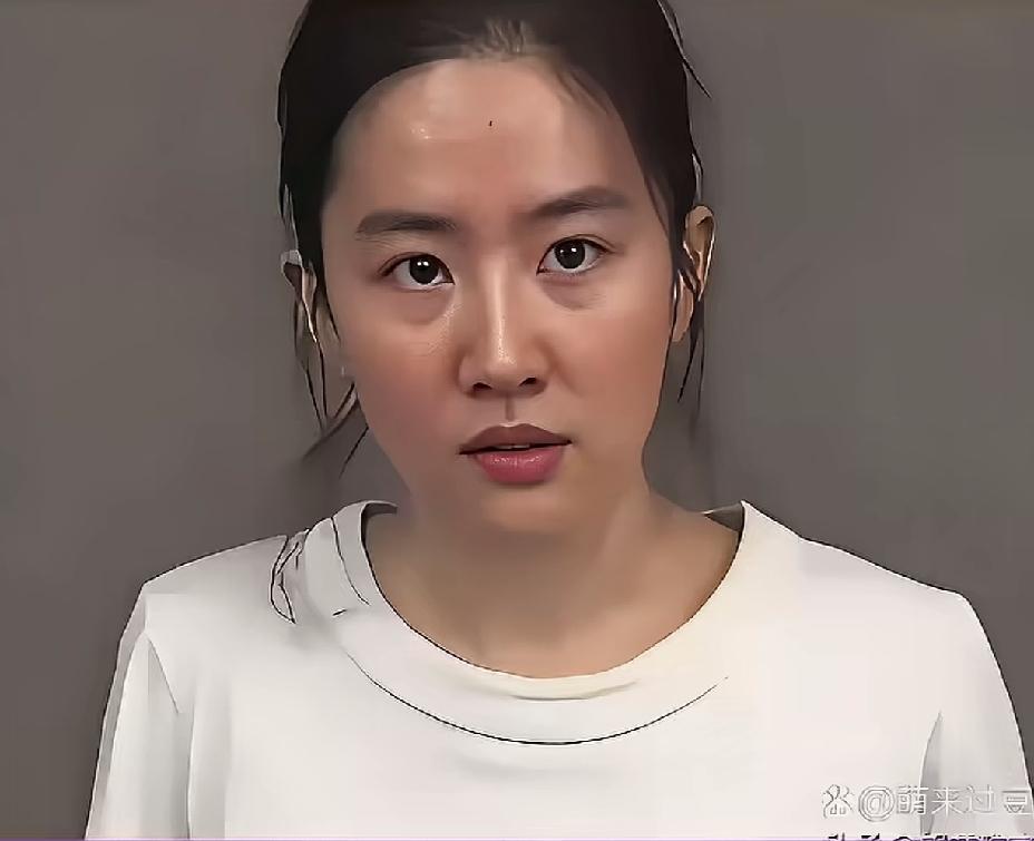 没化妆的刘亦菲长得也很普通，没有银幕上那么惊艳，眼袋很明显。