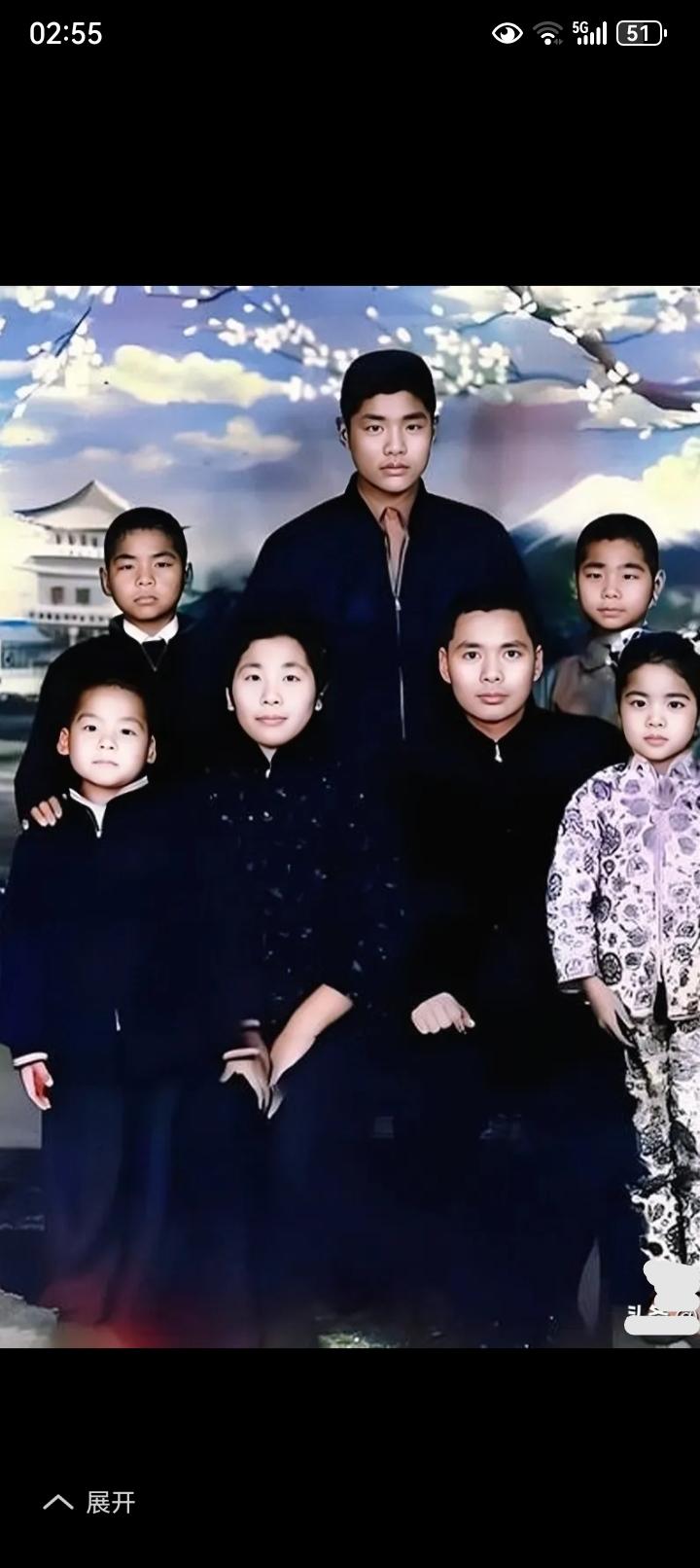 邓丽君的一家人！
父亲叫邓枢、
母亲赵素桂、
大哥邓长安、
二哥邓长顺、
三哥邓