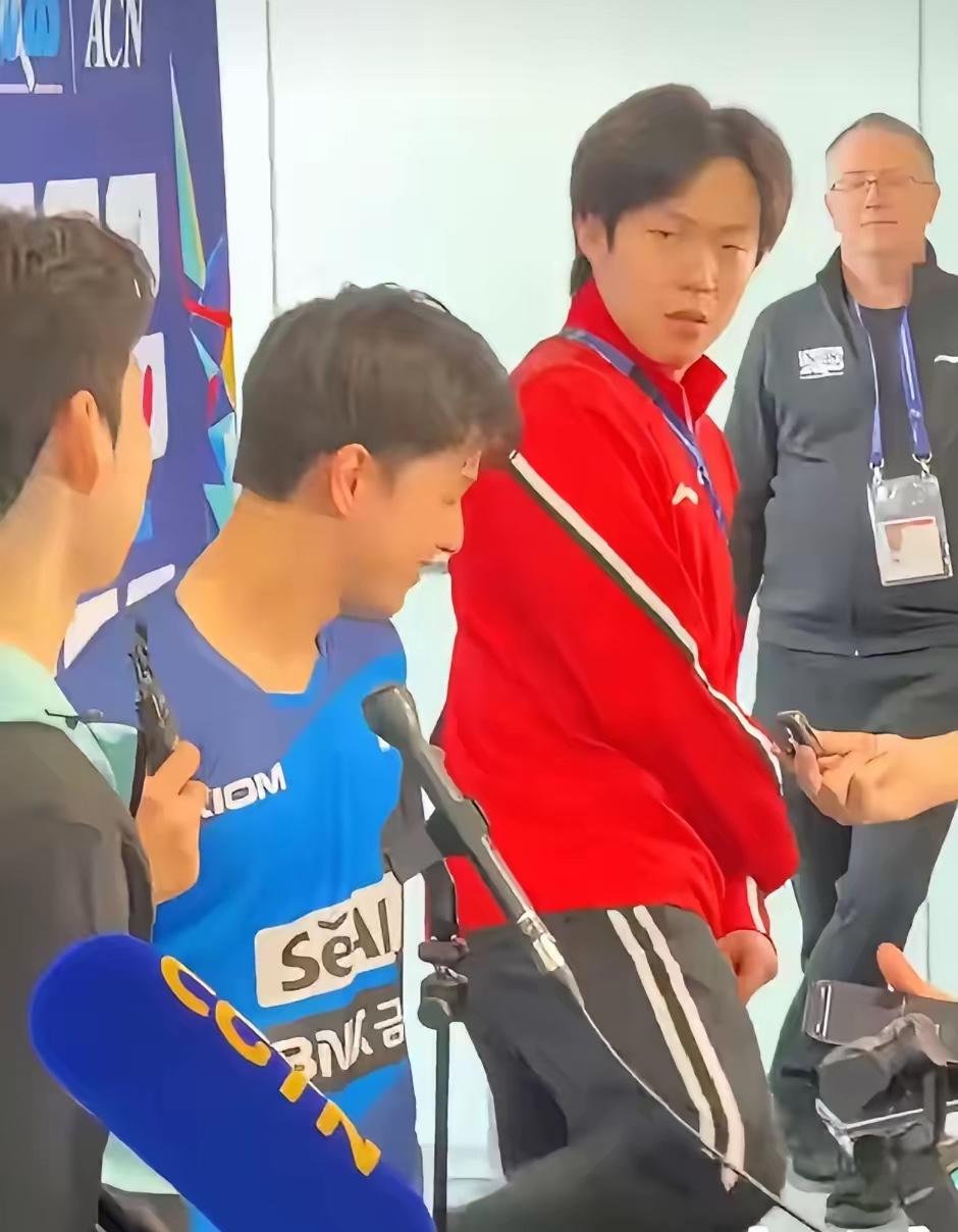 中韩男团比赛结束，两国队员站在一起，韩国队安宰贤捏了王楚钦一下，大头回了他一腿，