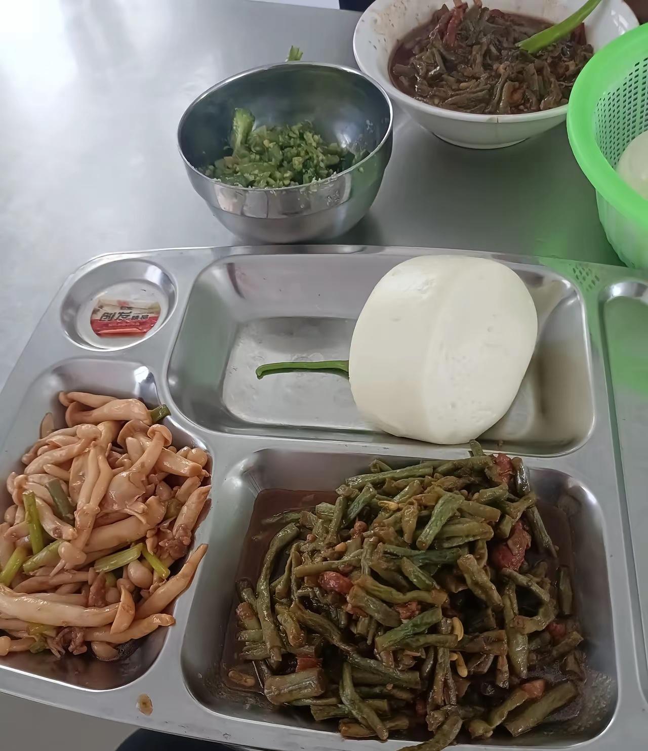 这是某乡镇干部8元午餐（自费）。乡镇政府食堂应该有补贴，不然根本经营不起来，一般