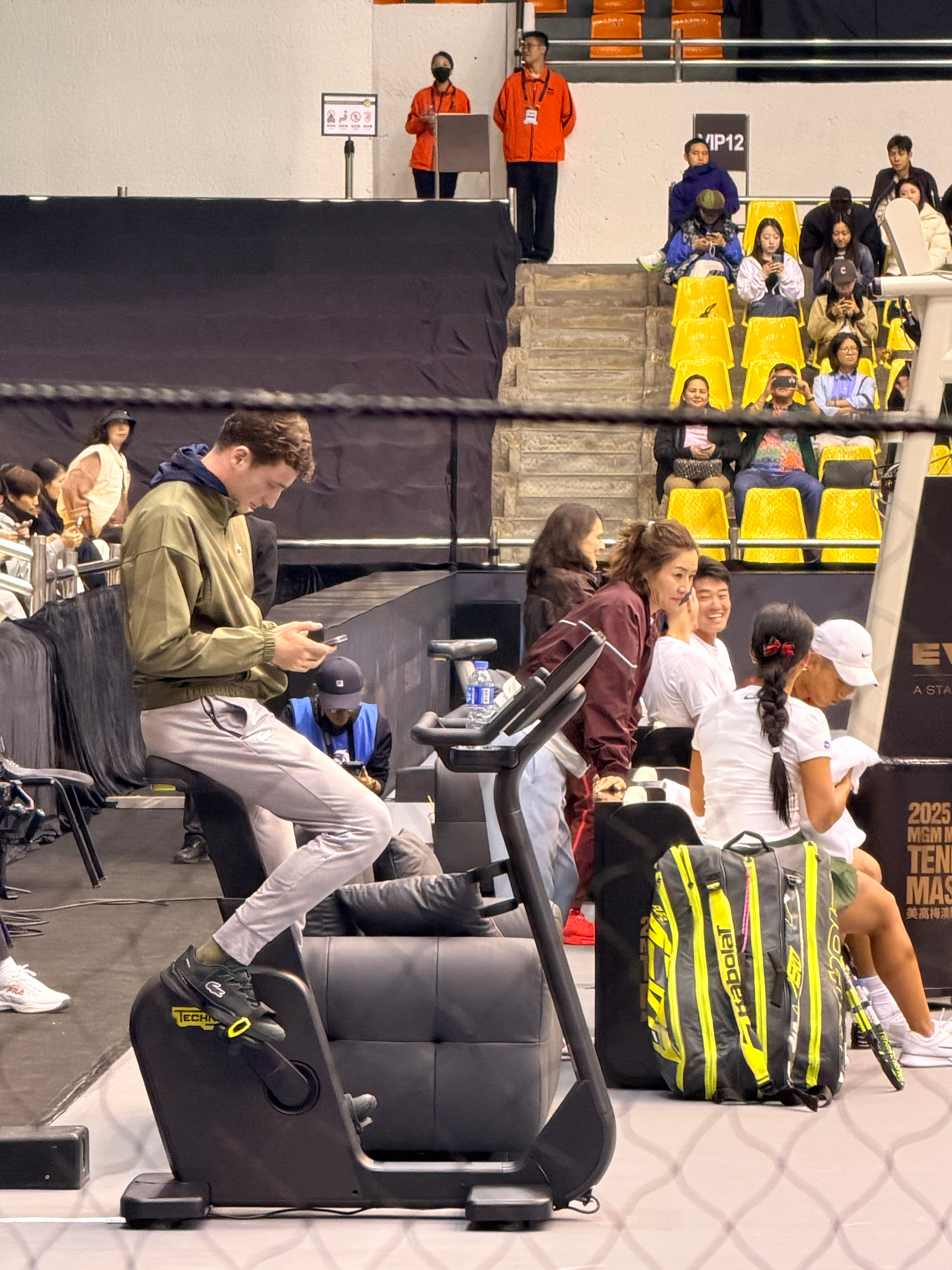 美高梅澳门网球名人赛 今日混混双正在举行，后面一场单打的雨果安贝尔 出来悠闲的踩