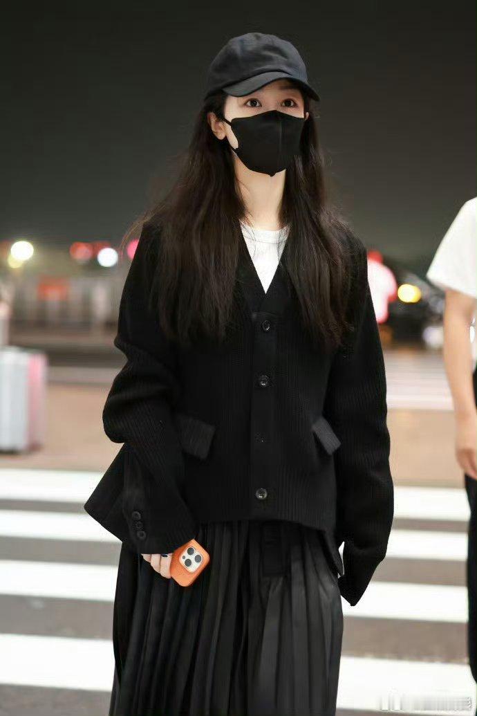 杨紫黑白配造型出发巴黎，期待礼服造型！ ​​​