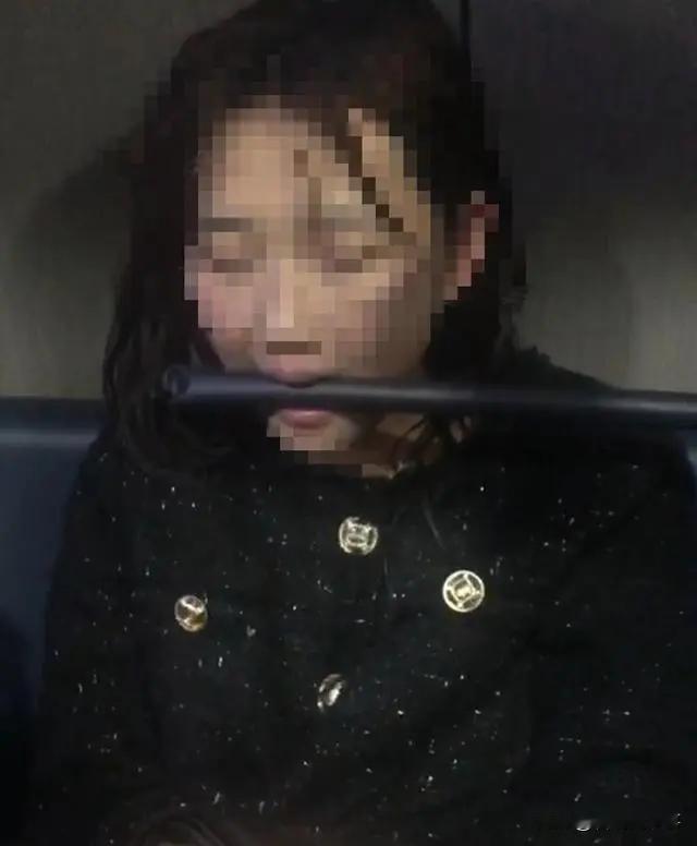 女孩在酒店内，被多名年轻男女扇耳光、割头发，被逼下跪，甚至脱光全身衣服！很难想象
