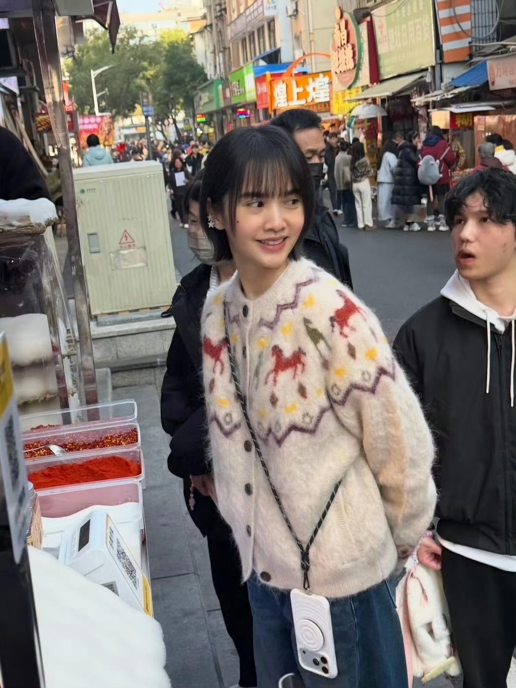 南昌偶遇杨丞琳今日，有网友在南昌偶遇杨丞琳，杨丞琳身着浅色羊毛开衫，搭配深色裤子