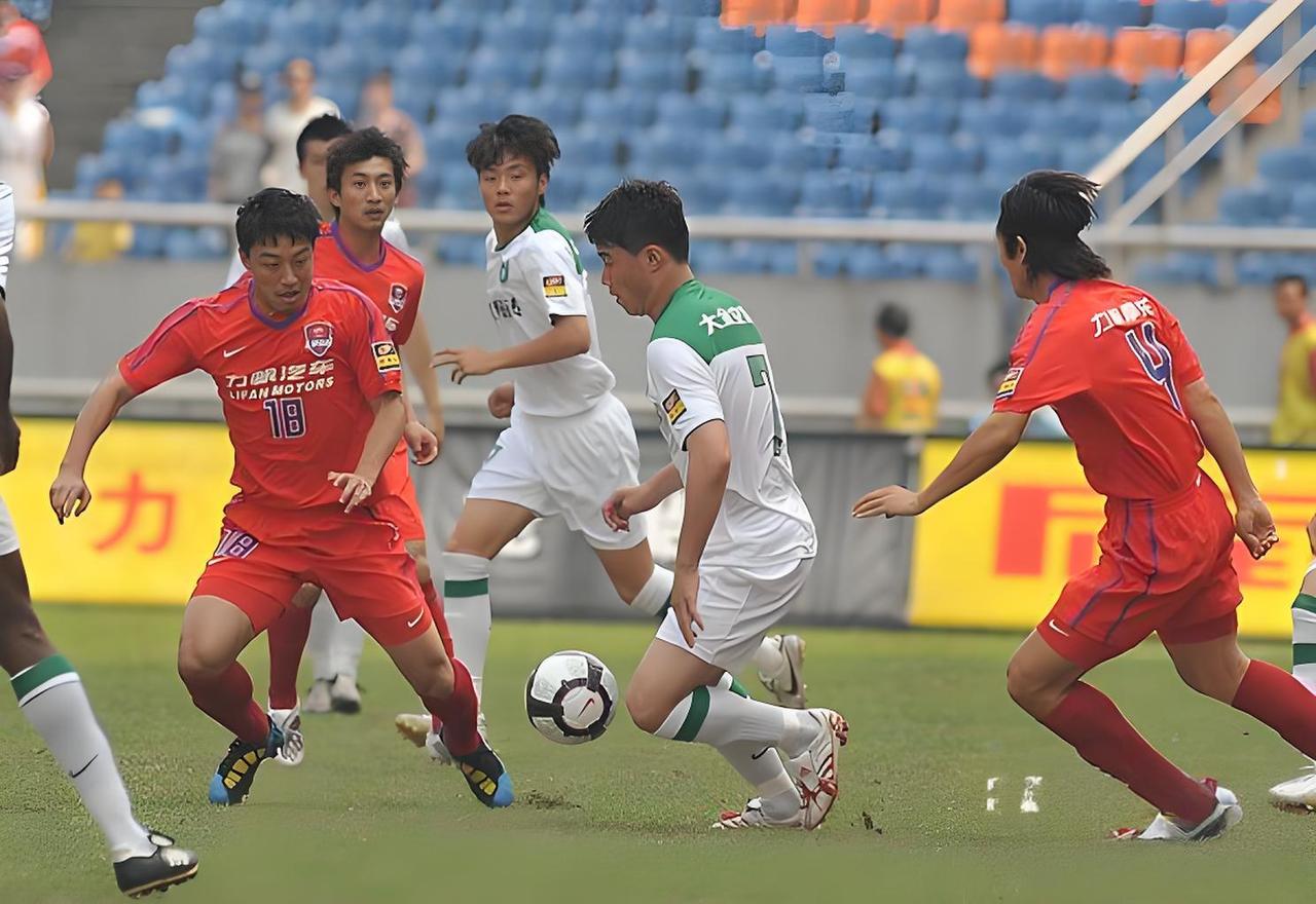 站在2026年回望中国足坛早期转会市场，浙江绿城以极低预算完成阵容补强，江苏舜天