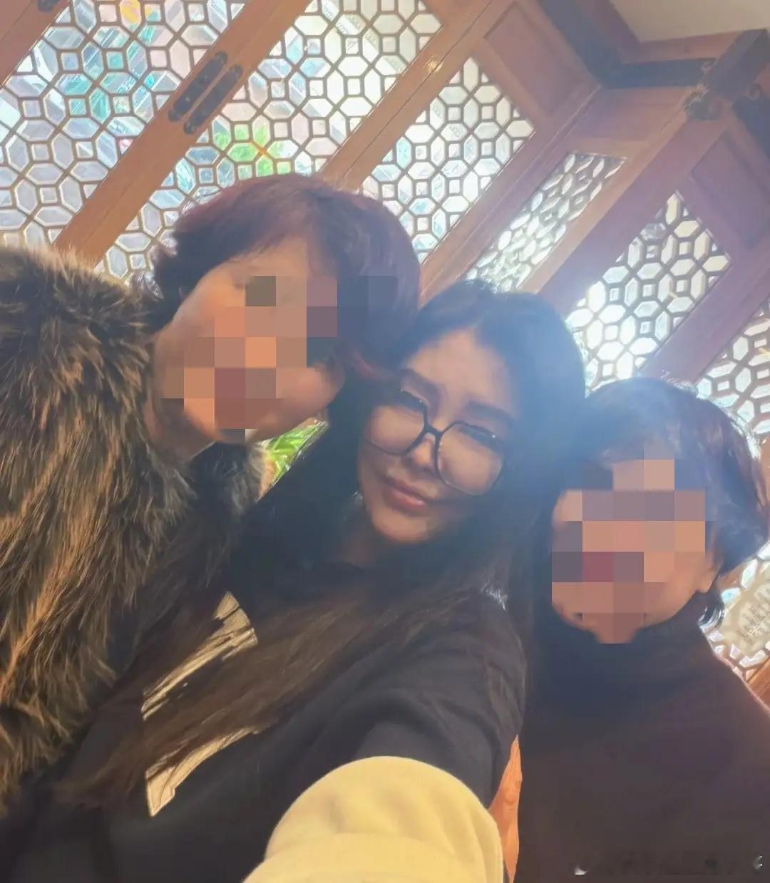 58岁王祖贤旧金山会友，素颜脸肿头发乱如枯草，虎背熊腰撞脸倪萍 