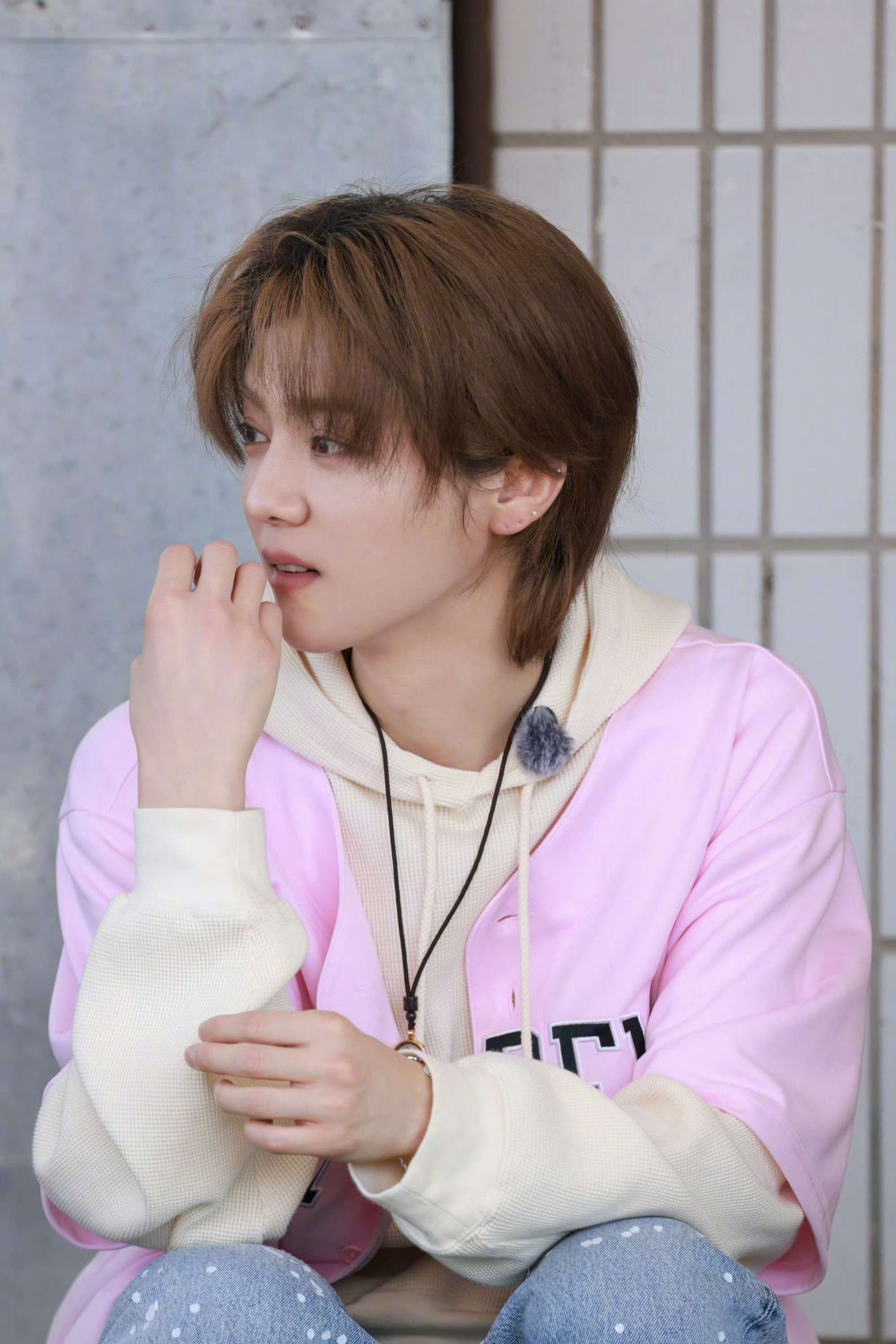 鹿晗这算不算工伤必须给小鹿算工伤邓超范志毅水枪大战疯成一片，无辜路人鹿晗惨遭误伤