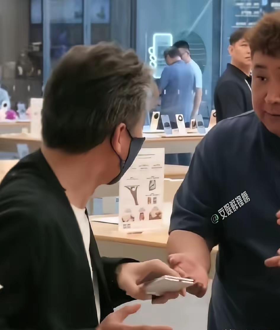 刚到手的手机就摔了，李乃文指定心里心疼嘴上又不敢说
李乃文和助理现身三亚华为手机