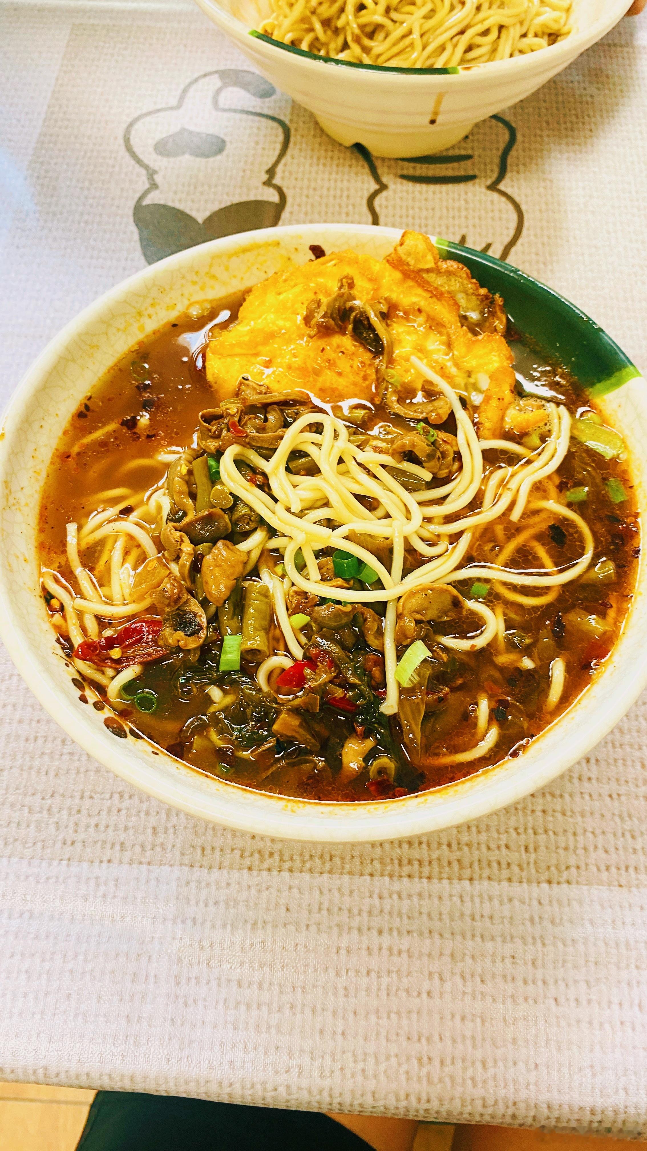 今天终于吃上这碗鸡杂面了，已经想念很久很久了满足。 