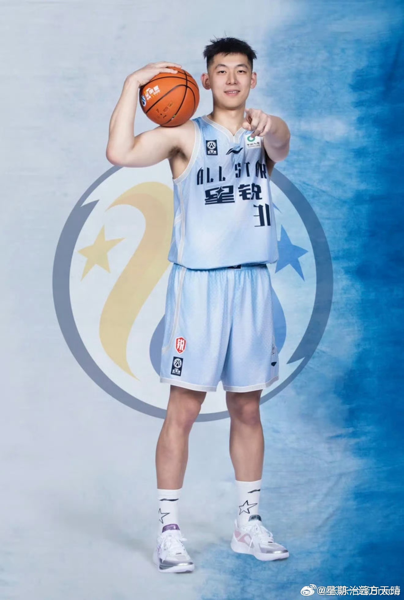 辽宁男篮cba全明星周末张陈治锋 这张照片，张陈好像不到一米八