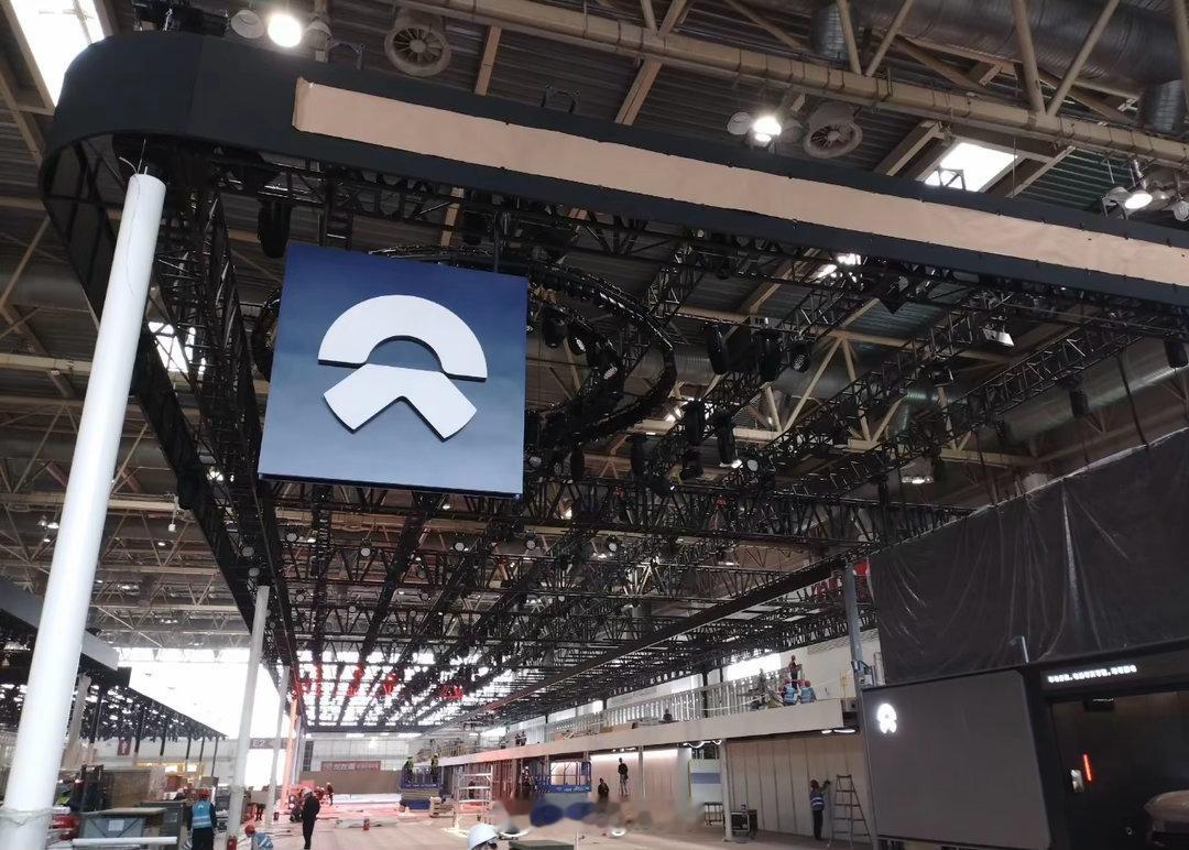 群里看到的图这次北京车展 蔚乐萤在一个展台 