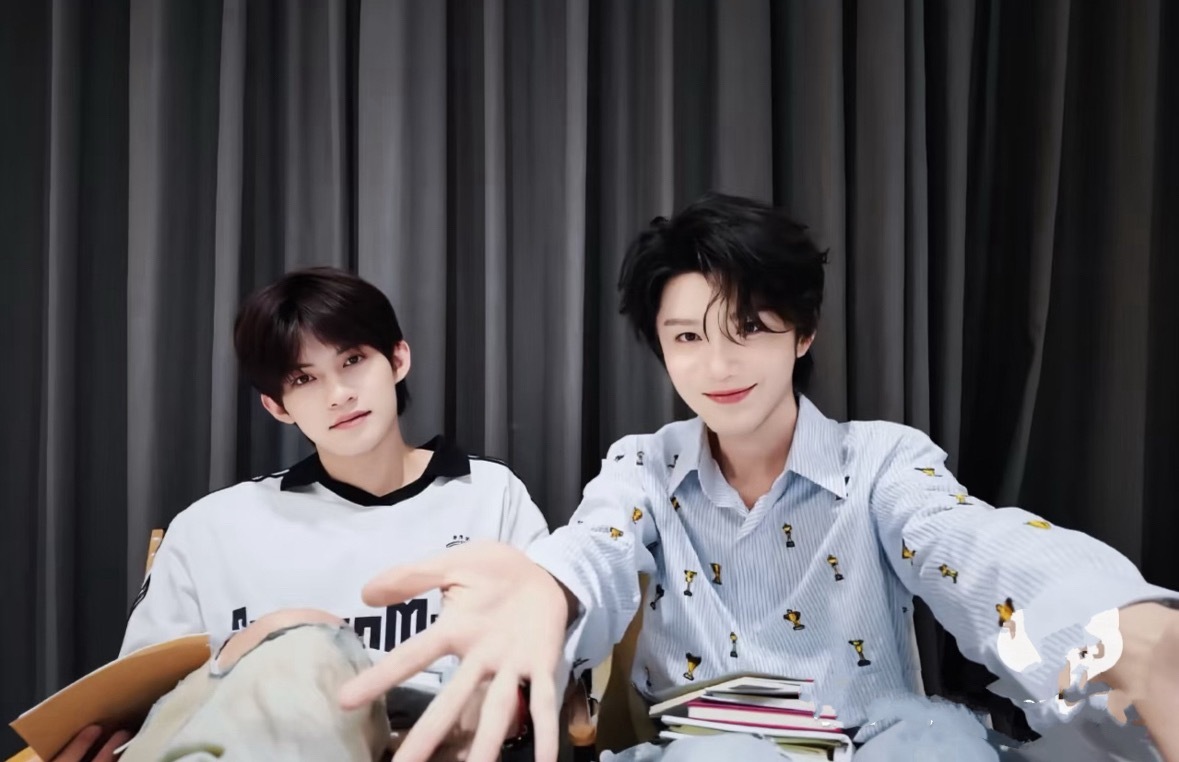 hp ：来妈妈抱抱😊gjh ：你敢抱你就死定了😐 