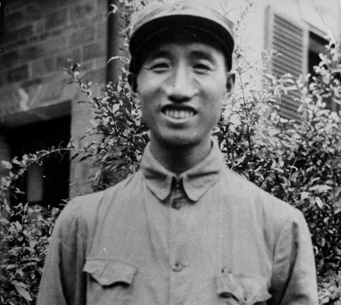 新娘子去拜访开国元帅，却误把元帅当成看门老人，紧张下跪并真诚道歉，这是一种怎样的