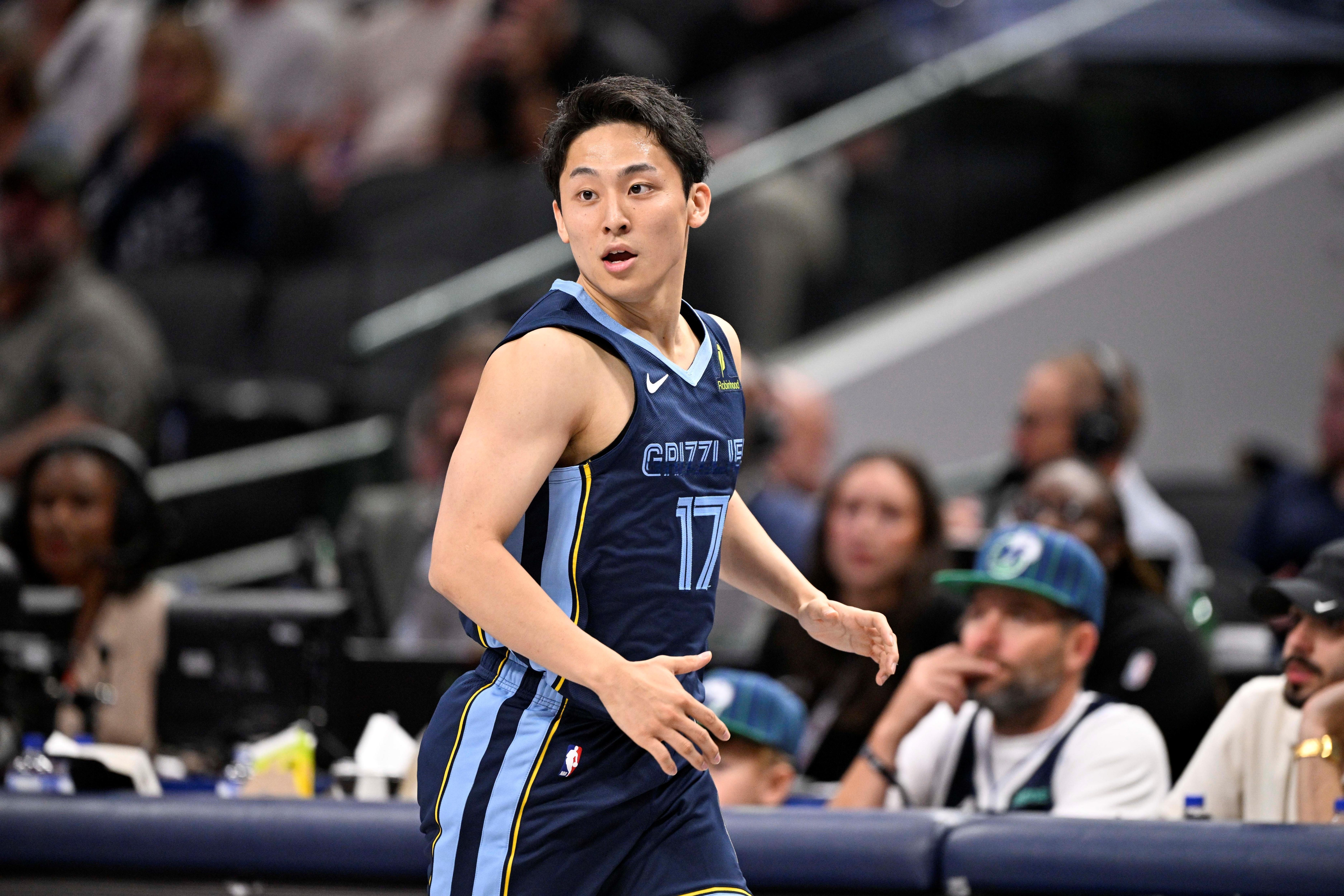 季前赛，灰熊半场51-65落后公牛。河村勇辉半场表现出色，他替补出战11分钟，1