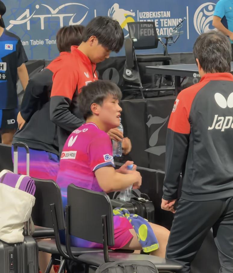 从这个角度看，张本智和今天真的是燃尽了，张本智和1:3输给姜东秀这场球，比分背后