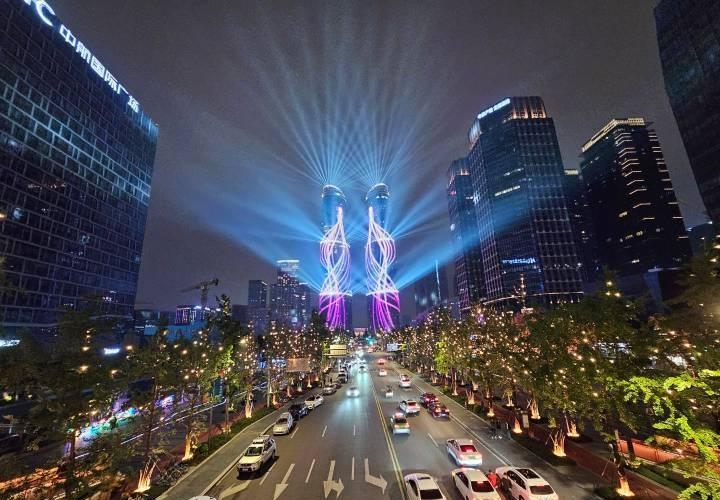 通宵点亮的双子塔也太有排面了吧，把我们的心愿送上夜空，这波操作直接赢麻了😎