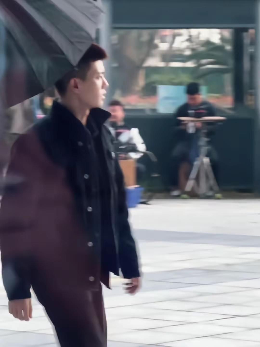 给国超打伞的人谁呀
个子咋那么高呢？
这一对比
感觉国超娇小玲珑的[捂脸]