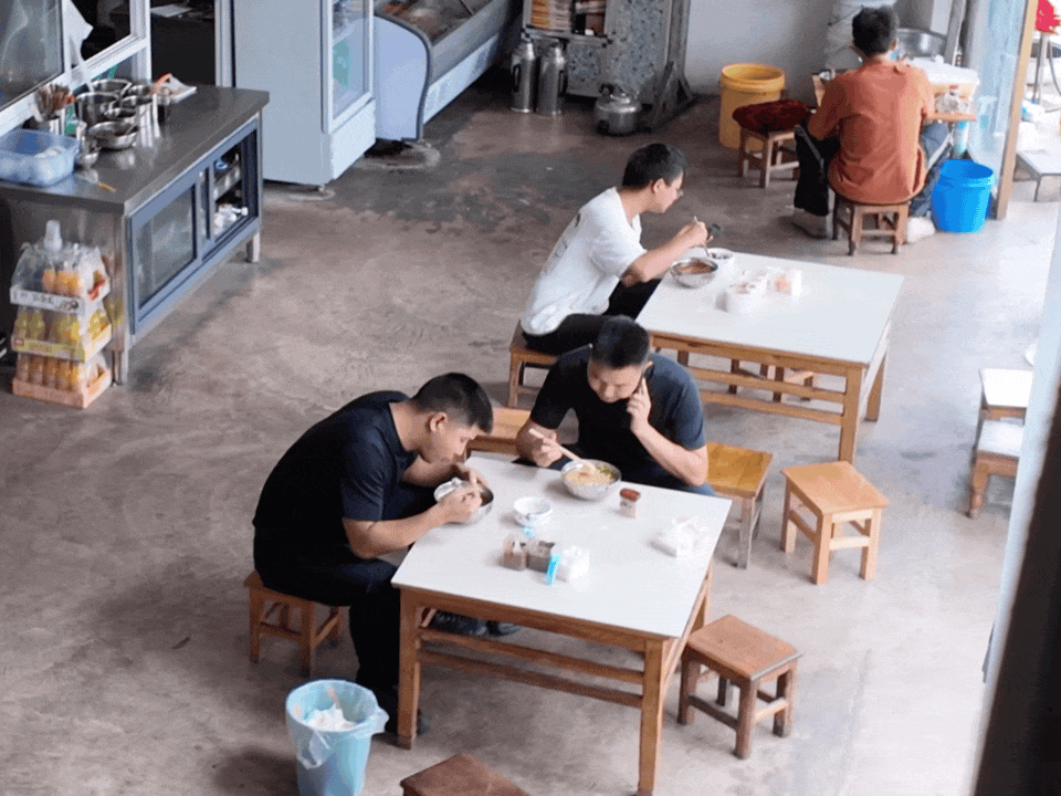云南腾冲，保山边境派出所两位民警，因到社区开展工作错过饭点，于是来到街边常吃的餐