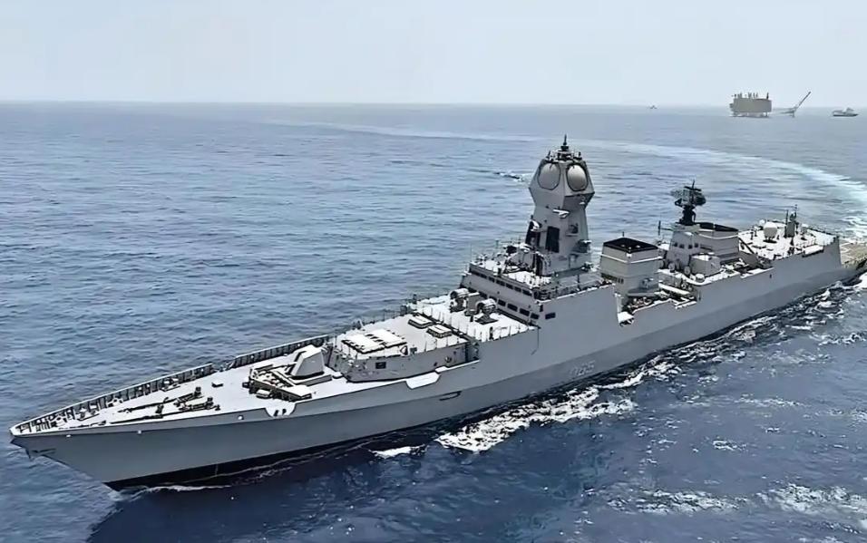 "撞了，撞了。" 印度海军战舰和巴基斯坦海军战舰，于阿拉伯海撞击。当地时间202