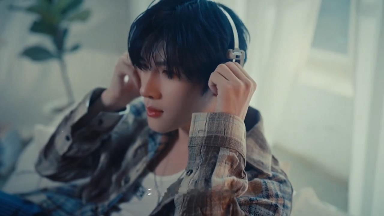 展轩尼龙三月刊预告 展轩尼龙三月刊预告 顺毛好帅好帅，好青春！期待了！