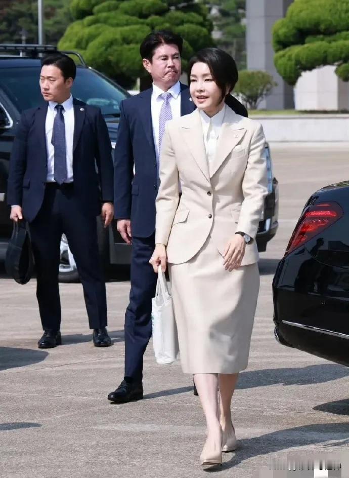 韩国第一夫人将避免参加公开活动
 
据韩联社报道，当地时间7日，韩国总统尹锡悦表