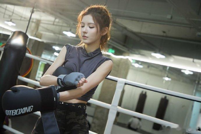 张予曦约张小婉打拳 张予曦也太会解锁约会新方式了！约张小婉打拳超有活力，她的拳击