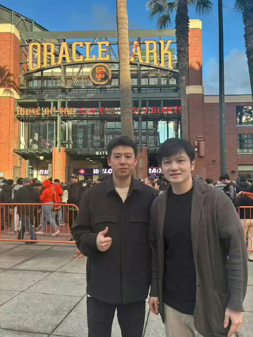 樊振东旅行合影我孩子怎么看怎么萌 