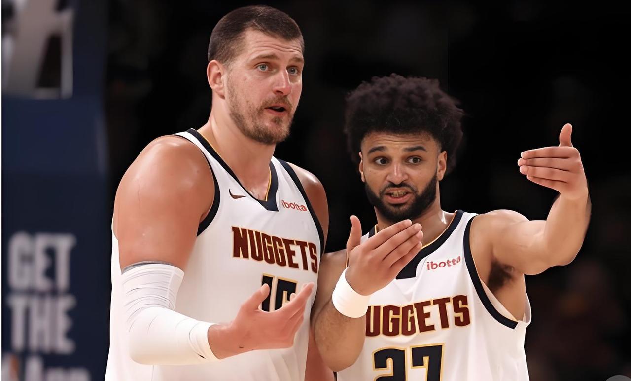 太辣眼睛！火箭半场被掘金按在地上摩擦，全员梦游，这球怎么看？
 
半场47:53