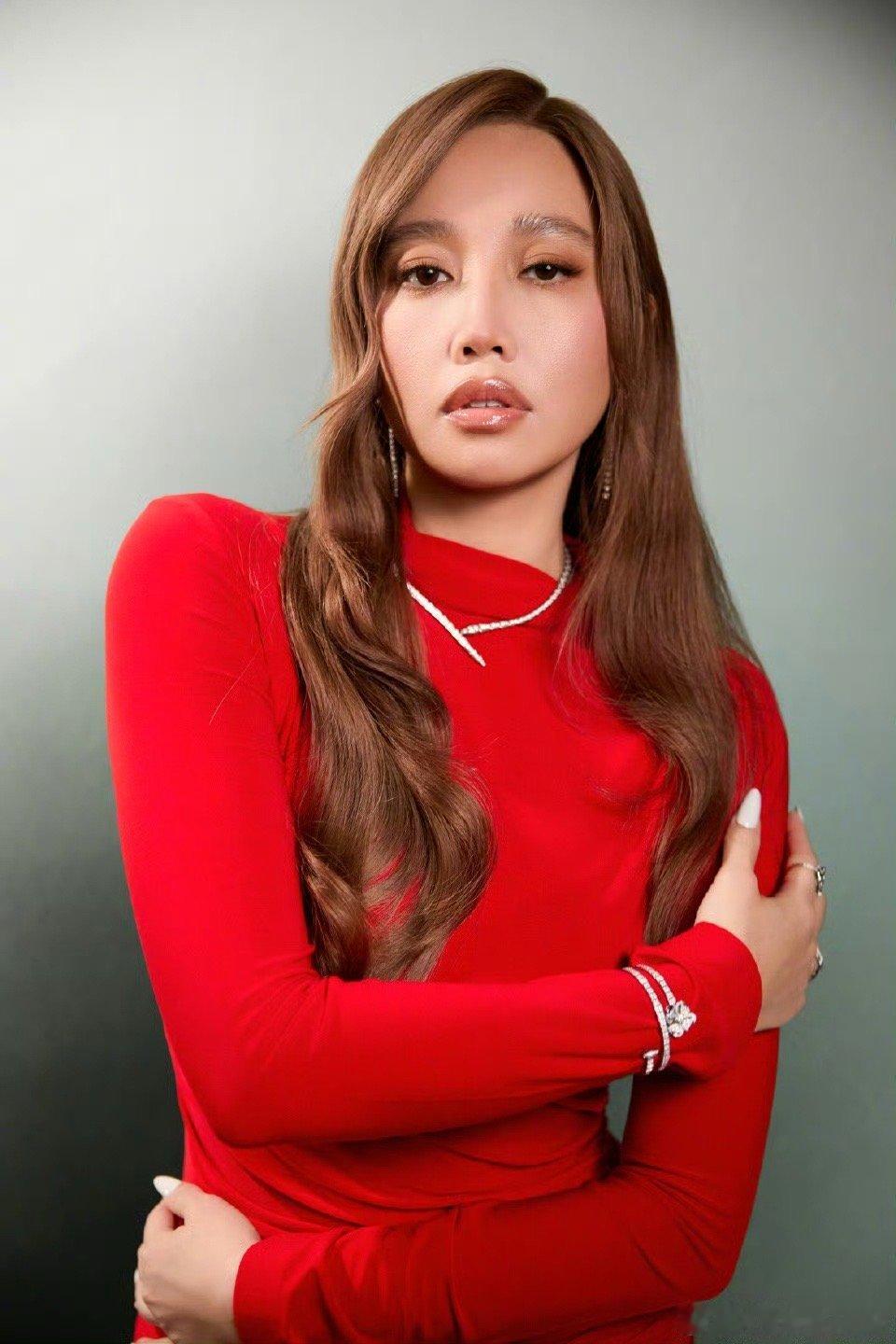 ALin开叉红裙好辣红裙辣妹还得是ALinA-Lin 一袭开叉红裙明艳又火辣，气