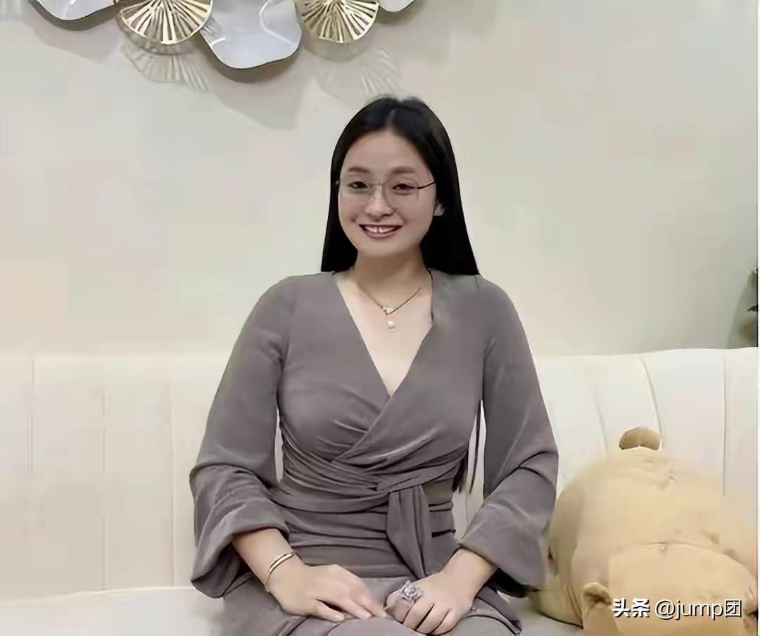 郭华萍被抓那会儿，头发也给剪了，人就缩在印尼那边一家小旅馆里头。这下可好了，她再