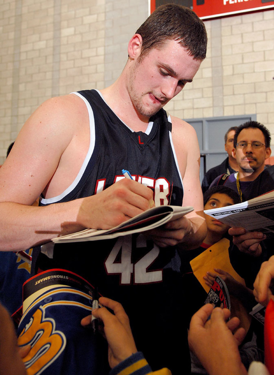 凯文乐福的高中球衣今天退役了，一个00号一个42号，好友詹姆斯点赞👍乐福曾是位